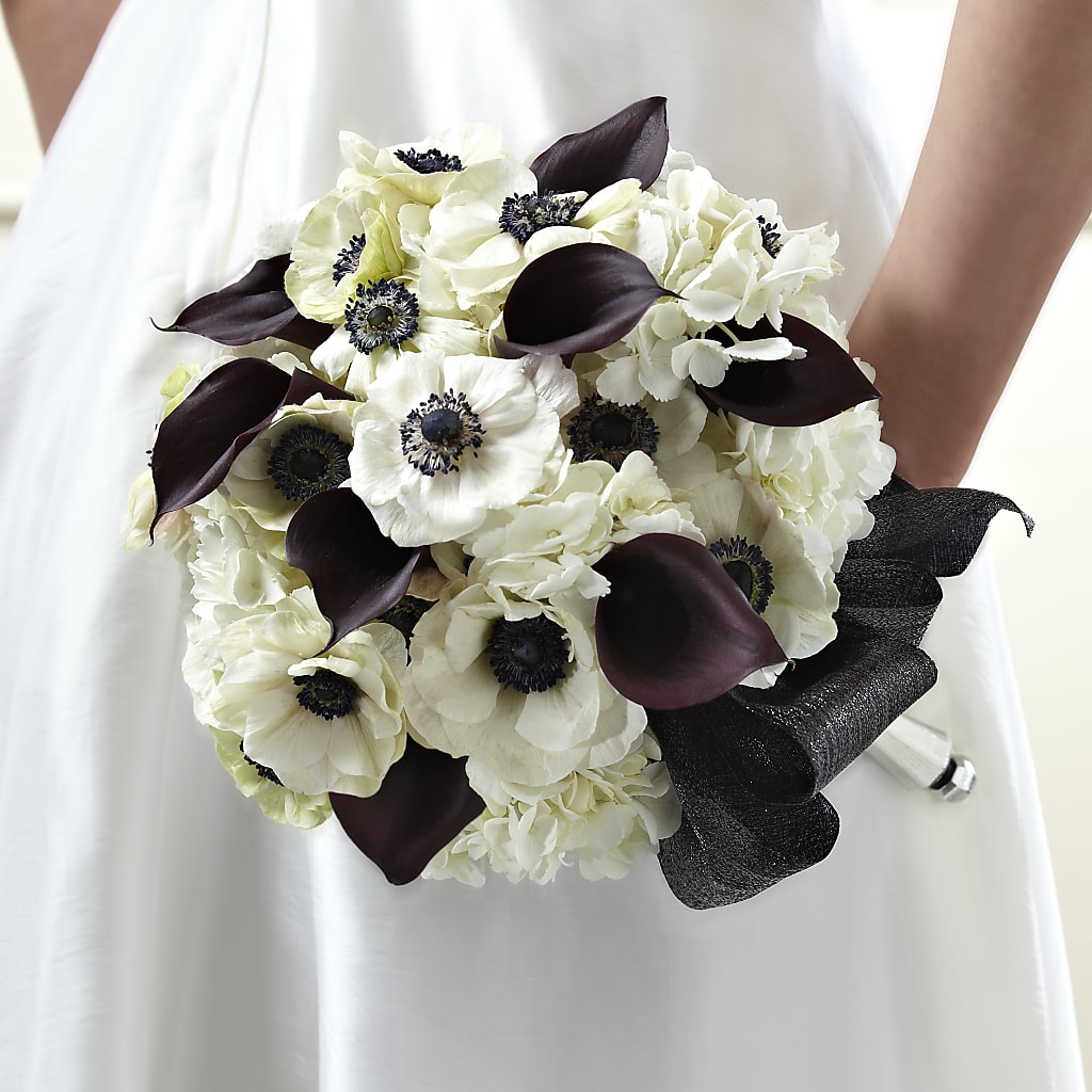 To Have and To Hold Bouquet – XOXO FLORALS & WINE, Newark OH