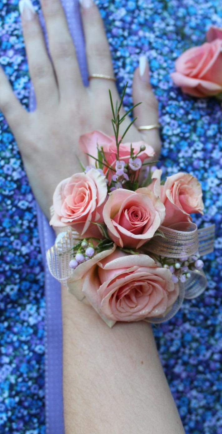 Spray Rose Corsage (Text a pic of the dress 740-975-9856) – XOXO FLORALS & WINE, Newark OH