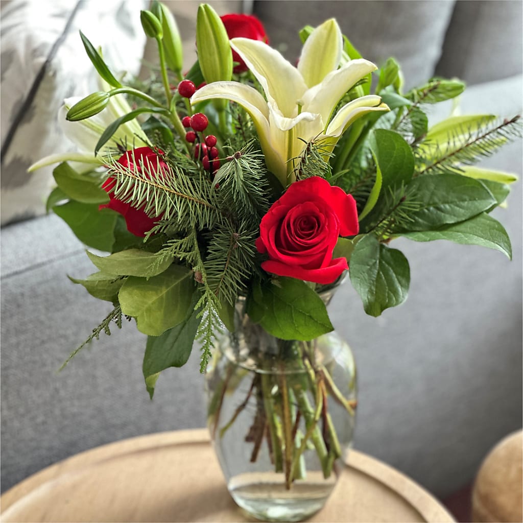 Sparkling Snowflakes Bouquet – XOXO FLORALS & WINE, Newark OH