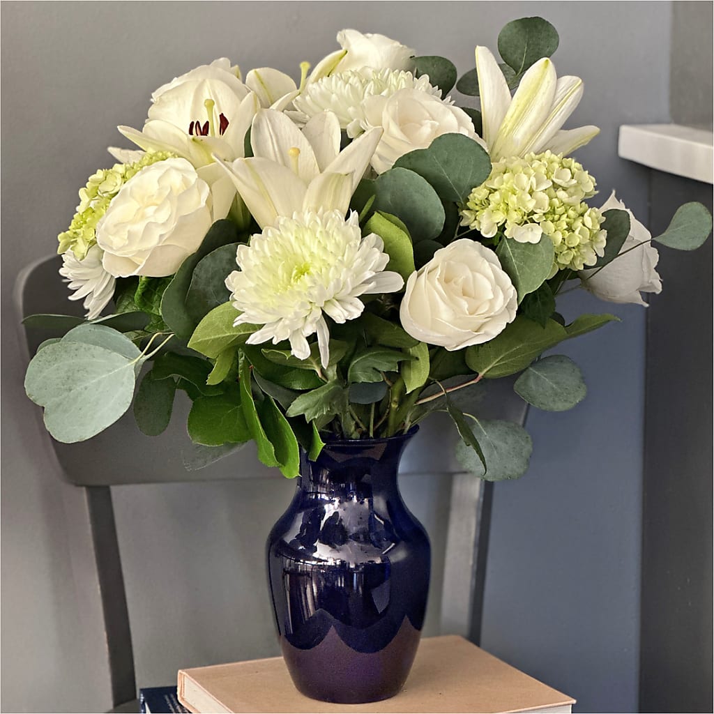 Snowy Dreams Bouquet – XOXO FLORALS & WINE, Newark OH